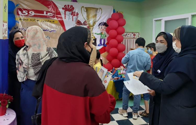 اهدای کارنامه های تحصیلی همراه با جشنواره جوایز جشن یادگیری 25