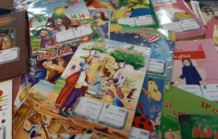 :اهدای کتاب توسط دانش آموزان به کتابخانه کلاسی 2