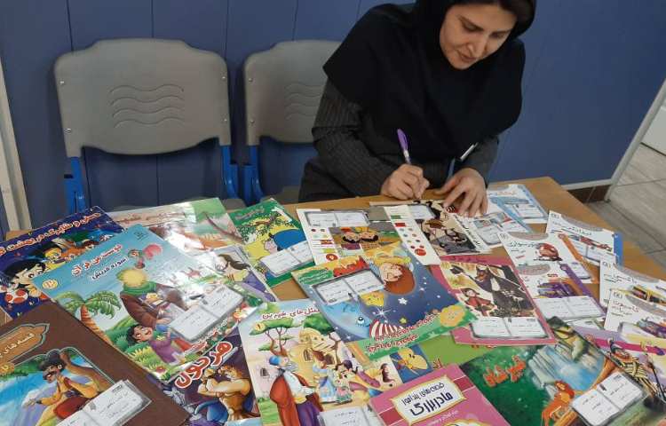 :اهدای کتاب توسط دانش آموزان به کتابخانه کلاسی 3