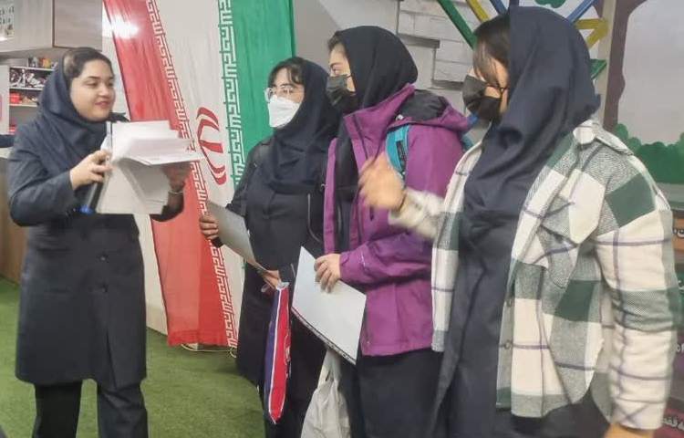 اهدای گواهینامه زبان انگلیسی پایه دهم 2