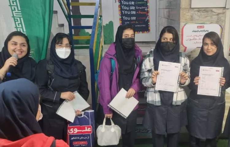 اهدای گواهینامه زبان انگلیسی پایه دهم 3