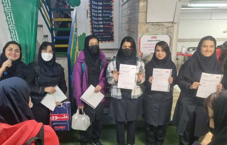 اهدای گواهینامه زبان انگلیسی پایه دهم