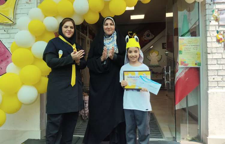 اهدای گواهی نامه و جایزه نفر اول مسابقه Spelling Bee