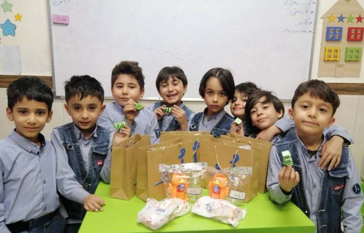 اهدای یادگاری درس " اُ ُ " توسط آرتان عزیز 1