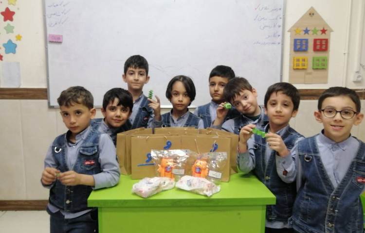 اهدای یادگاری درس " اُ ُ " توسط آرتان عزیز 2