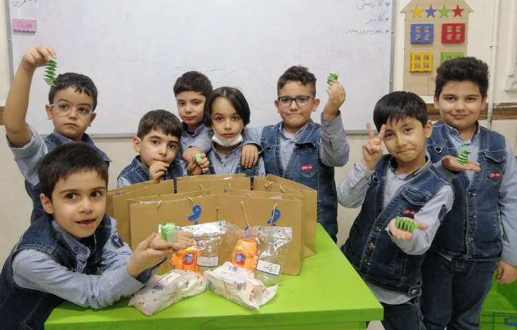 اهدای یادگاری درس " اُ ُ " توسط آرتان عزیز