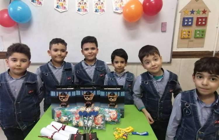 اهدای یادگاری درس ج توسط محمد سالار جان 1