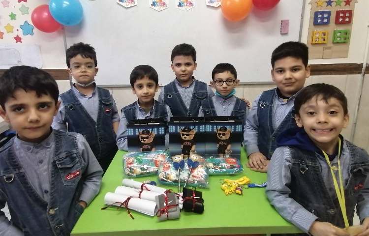 اهدای یادگاری درس ج توسط محمد سالار جان