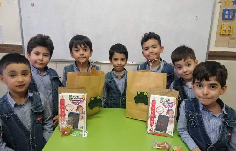 اهدای یادگاری درس (ق، ل) توسط گل پسرانم یزدان جان و کوروش جان 3