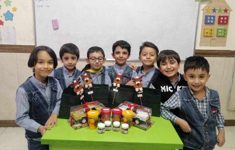 اهدای یادگاری درس "و" توسط رادمان جان 2