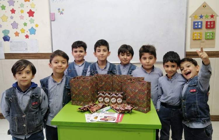 اهدای یادگاری درس "ک" توسط محمد جان