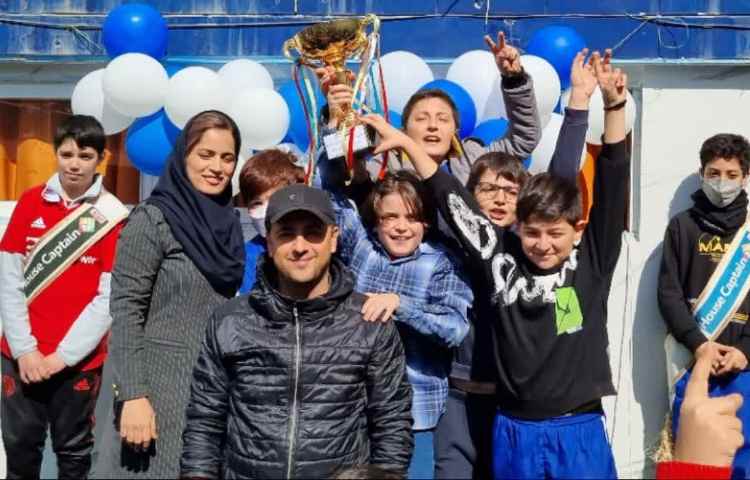 اهدا جام مسابقات ورزشی دبستان علوی 1