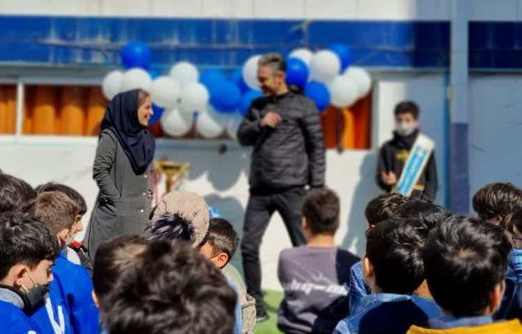 اهدا جام مسابقات ورزشی دبستان علوی 2