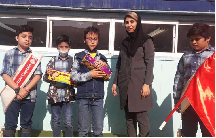 اهدا جوایز سه شنبه داغ دانش آموزان دوم تا ششم دبستان 11