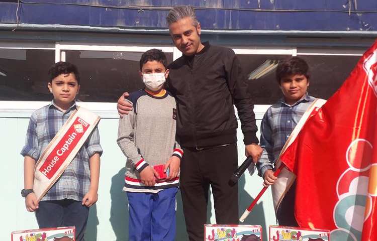 اهدا جوایز سه شنبه داغ دانش آموزان دوم تا ششم دبستان 2