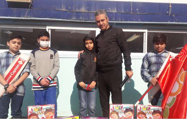 اهدا جوایز سه شنبه داغ دانش آموزان دوم تا ششم دبستان 3