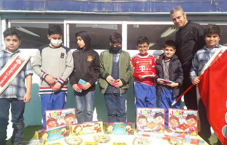 اهدا جوایز سه شنبه داغ دانش آموزان دوم تا ششم دبستان 4