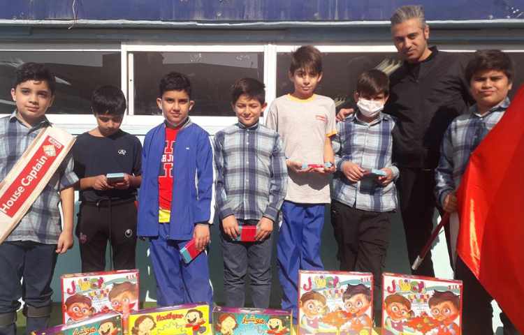 اهدا جوایز سه شنبه داغ دانش آموزان دوم تا ششم دبستان 5