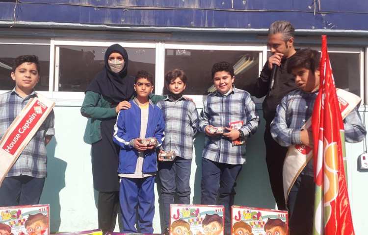 اهدا جوایز سه شنبه داغ دانش آموزان دوم تا ششم دبستان 6