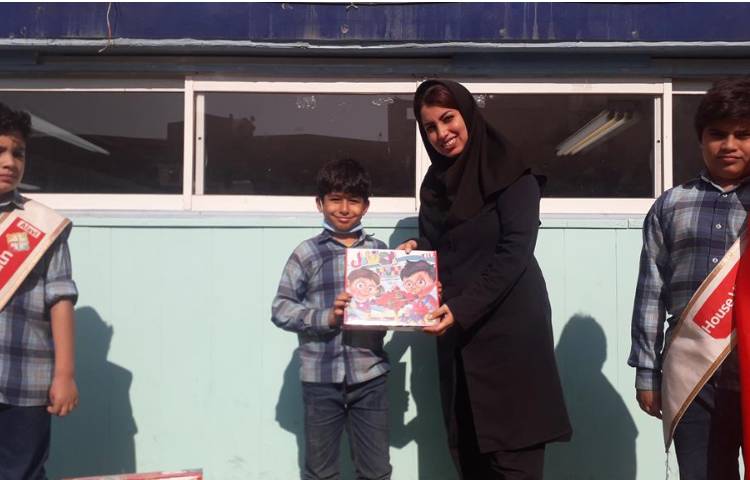 اهدا جوایز سه شنبه داغ دانش آموزان دوم تا ششم دبستان 7