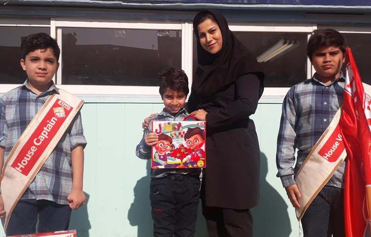 اهدا جوایز سه شنبه داغ دانش آموزان دوم تا ششم دبستان 8