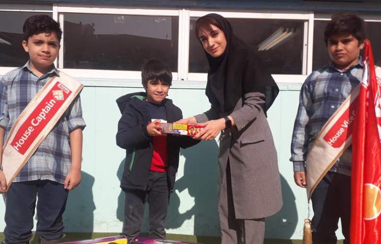 اهدا جوایز سه شنبه داغ دانش آموزان دوم تا ششم دبستان 9