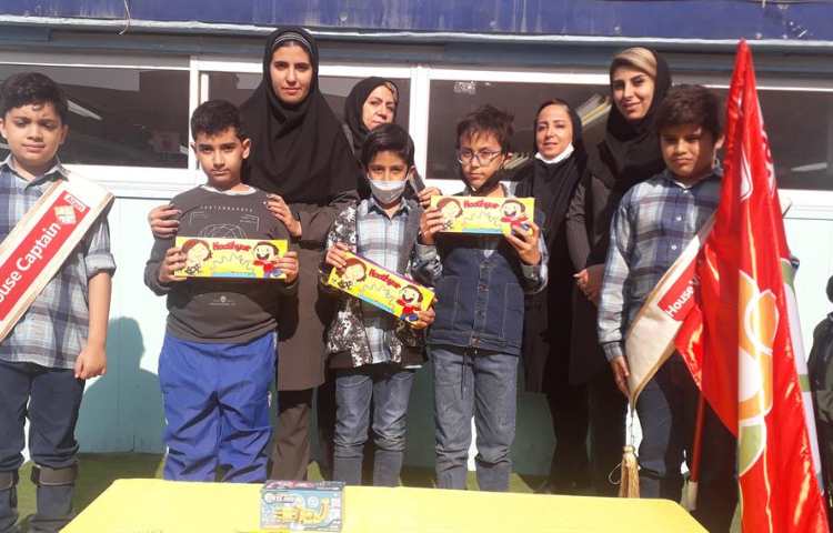 اهدا جوایز سه شنبه داغ دانش آموزان دوم تا ششم دبستان