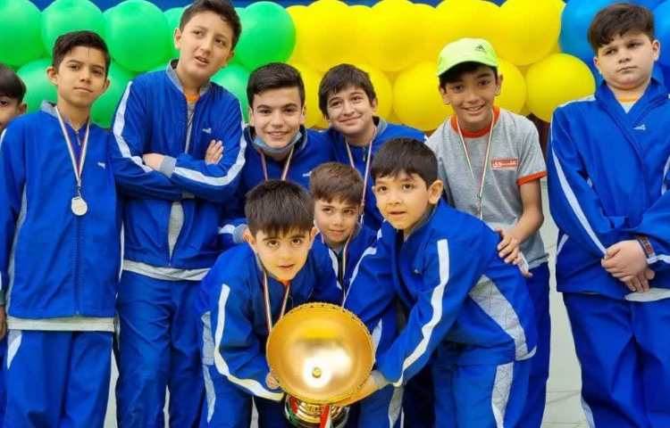 اهدا جوایز مسابقات فرهنگی و هنری بین شعب دبستان های دخترانه و پسرانه علوی 4