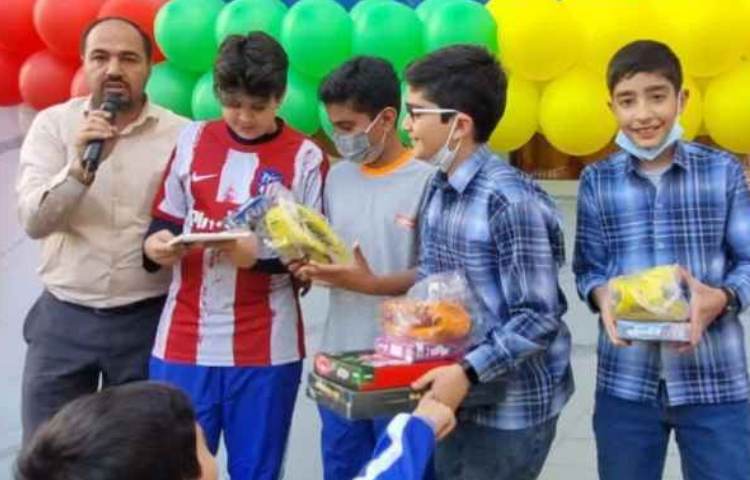 اهدا جوایز مسابقات فرهنگی و هنری بین شعب دبستان های دخترانه و پسرانه علوی 9