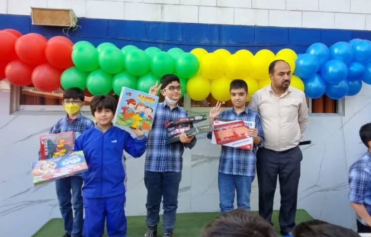 اهدا جوایز مسابقات فرهنگی و هنری بین شعب دبستان های دخترانه و پسرانه علوی 15