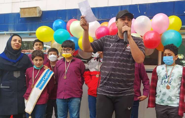 اهدا جوایز نفرات برتر مسابقات ورزشی بین شعب دبستان های علوی 10