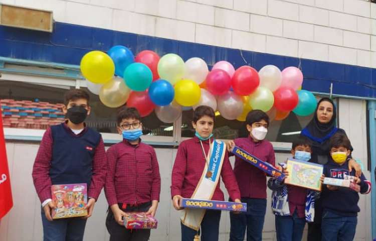 اهدا جوایز نفرات برتر مسابقات ورزشی بین شعب دبستان های علوی 11