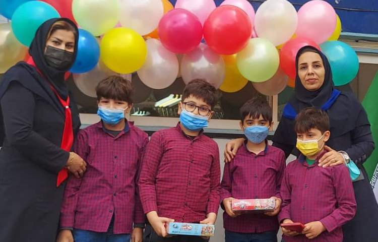 اهدا جوایز نفرات برتر مسابقات ورزشی بین شعب دبستان های علوی 13