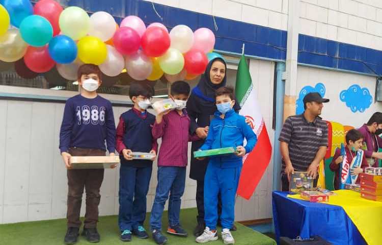 اهدا جوایز نفرات برتر مسابقات ورزشی بین شعب دبستان های علوی 7