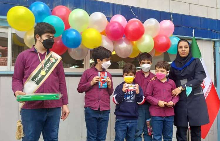 اهدا جوایز نفرات برتر مسابقات ورزشی بین شعب دبستان های علوی 9