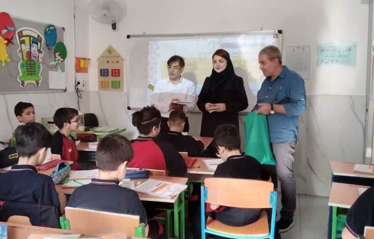 اهدا جوایز ویژه روز دانش آموز توسط مدیریت محترم مدرسه 2