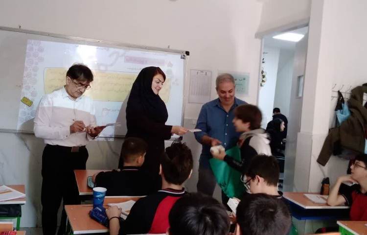 اهدا جوایز ویژه روز دانش آموز توسط مدیریت محترم مدرسه 3