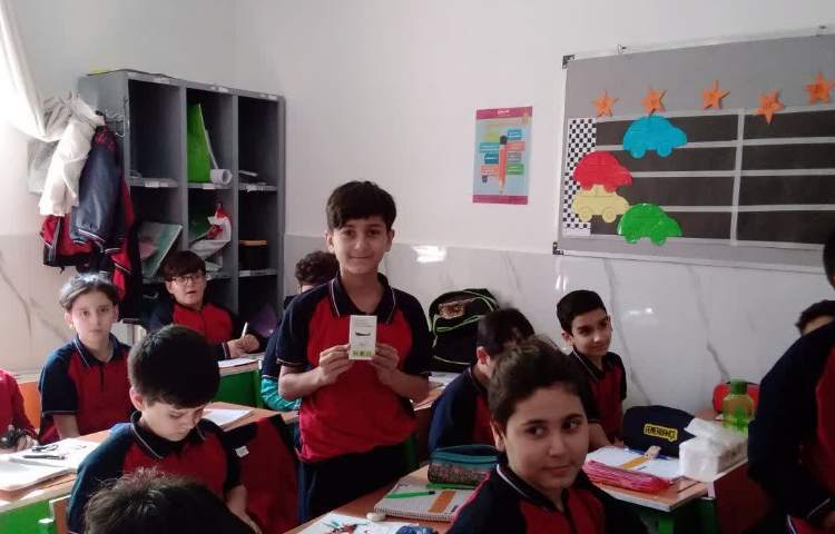 اهدا جوایز ویژه روز دانش آموز توسط مدیریت محترم مدرسه 4