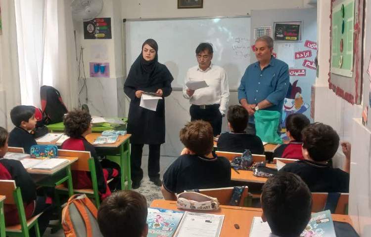 اهدا جوایز ویژه روز دانش آموز توسط مدیریت محترم مدرسه 5