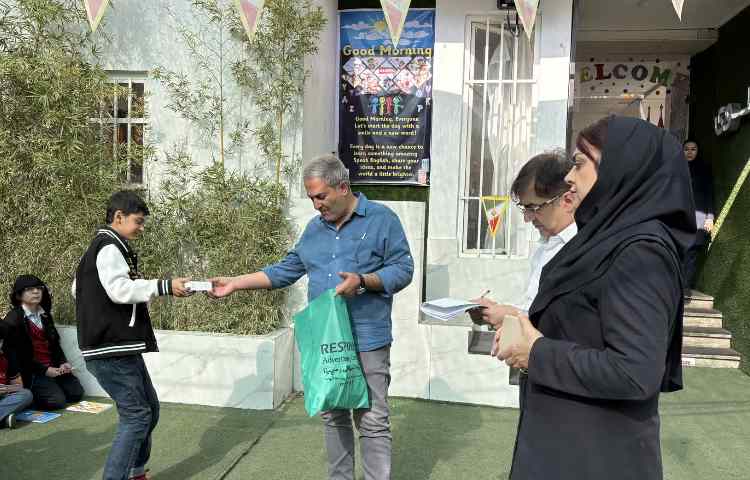 اهدا جوایز ویژه روز دانش آموز توسط مدیریت محترم مدرسه 6