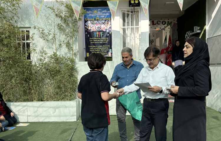 اهدا جوایز ویژه روز دانش آموز توسط مدیریت محترم مدرسه 7