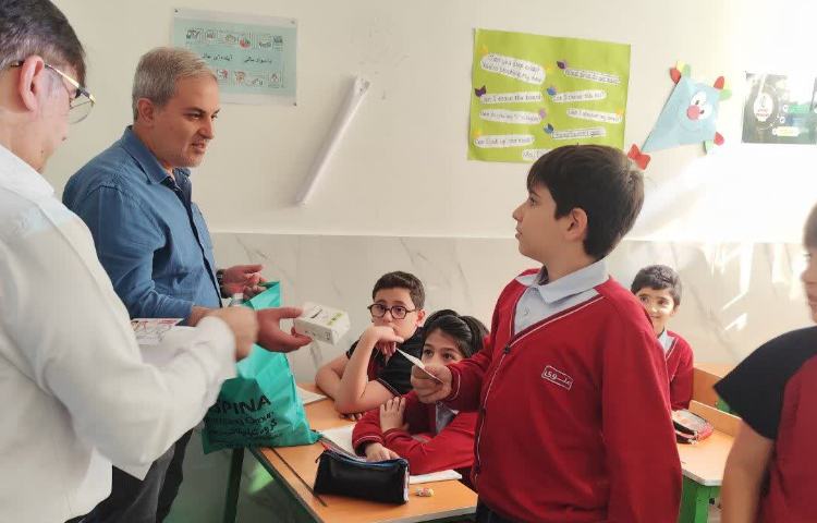 اهدا جوایز ویژه روز دانش آموز توسط مدیریت محترم مدرسه 8