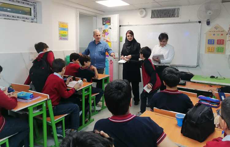 اهدا جوایز ویژه روز دانش آموز توسط مدیریت محترم مدرسه 9