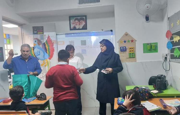 اهدا جوایز ویژه روز دانش آموز توسط مدیریت محترم مدرسه