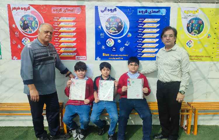 اهدا لوح تقدیر مسابقات امید فردا 10