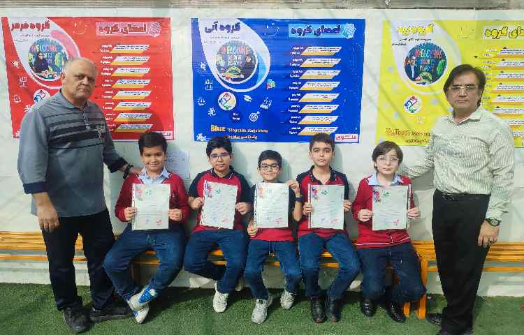 اهدا لوح تقدیر مسابقات امید فردا 11