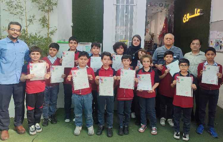 اهدا لوح تقدیر مسابقات امید فردا 3