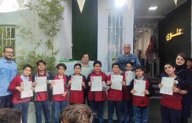 اهدا لوح تقدیر مسابقات امید فردا 4