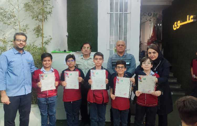 اهدا لوح تقدیر مسابقات امید فردا 5
