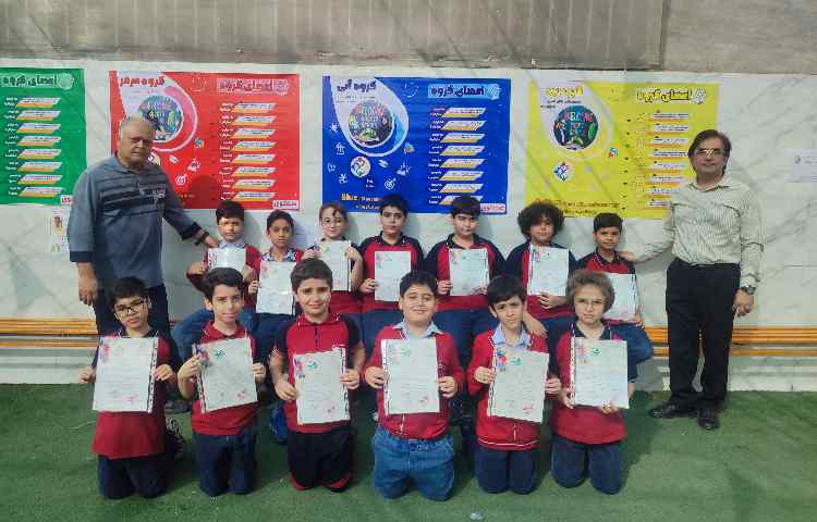 اهدا لوح تقدیر مسابقات امید فردا 8